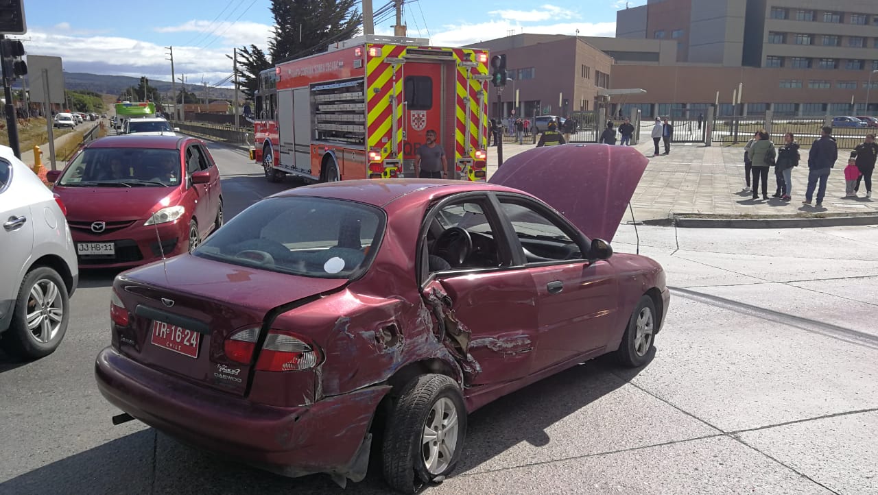 Colisión entre tres vehículos dejó dos personas lesionadas en el sector norte de Punta Arenas