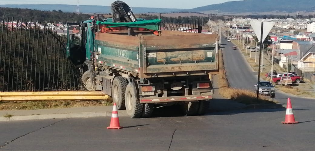 Trabajador resultó grave al ser aplastado por su propio camión, en el sector sur de Punta Arenas