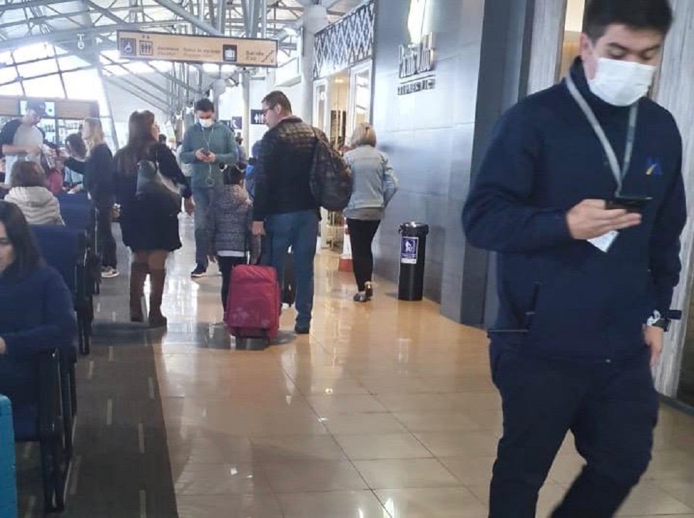 Suspenden durante una hora vuelo comercial en el aeropuerto Internacional Presidente Ibañez de Punta Arenas, por posible caso de coronavirus: tras revisión exhaustiva se descartó el contagio