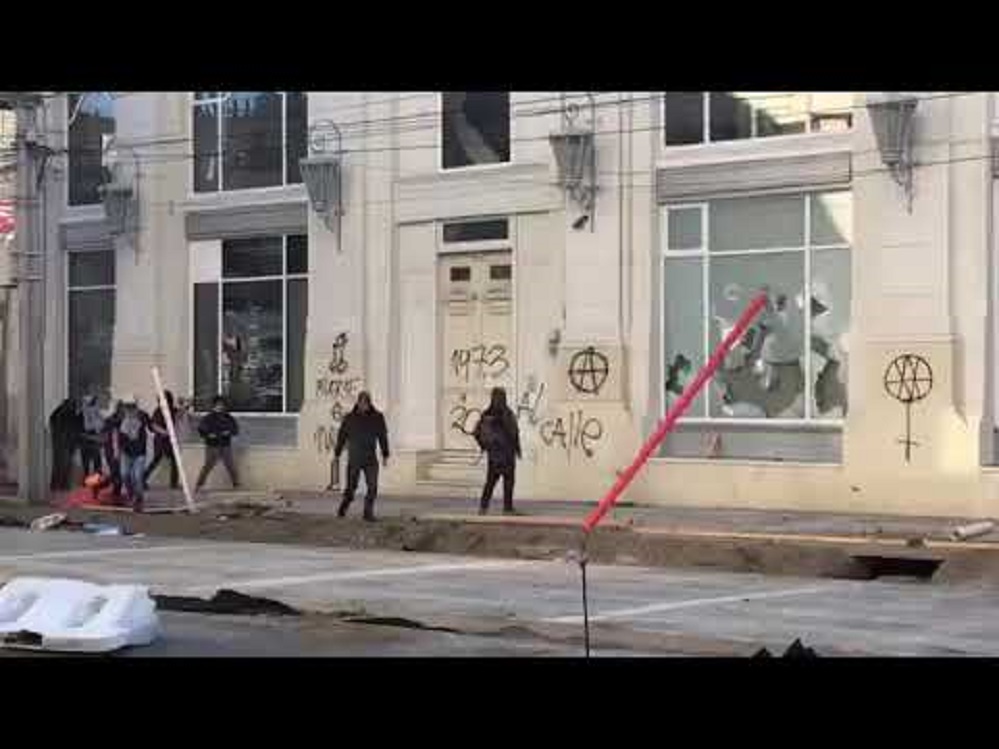 16 querellas ha presentado el Gobierno regional por daños a edificios públicos tras estallido social: hoy Tribunal mantuvo prisión preventiva de ciudadano colombiano detenido por dañar edificio del BancoEstado en Plaza Muñoz Gamero