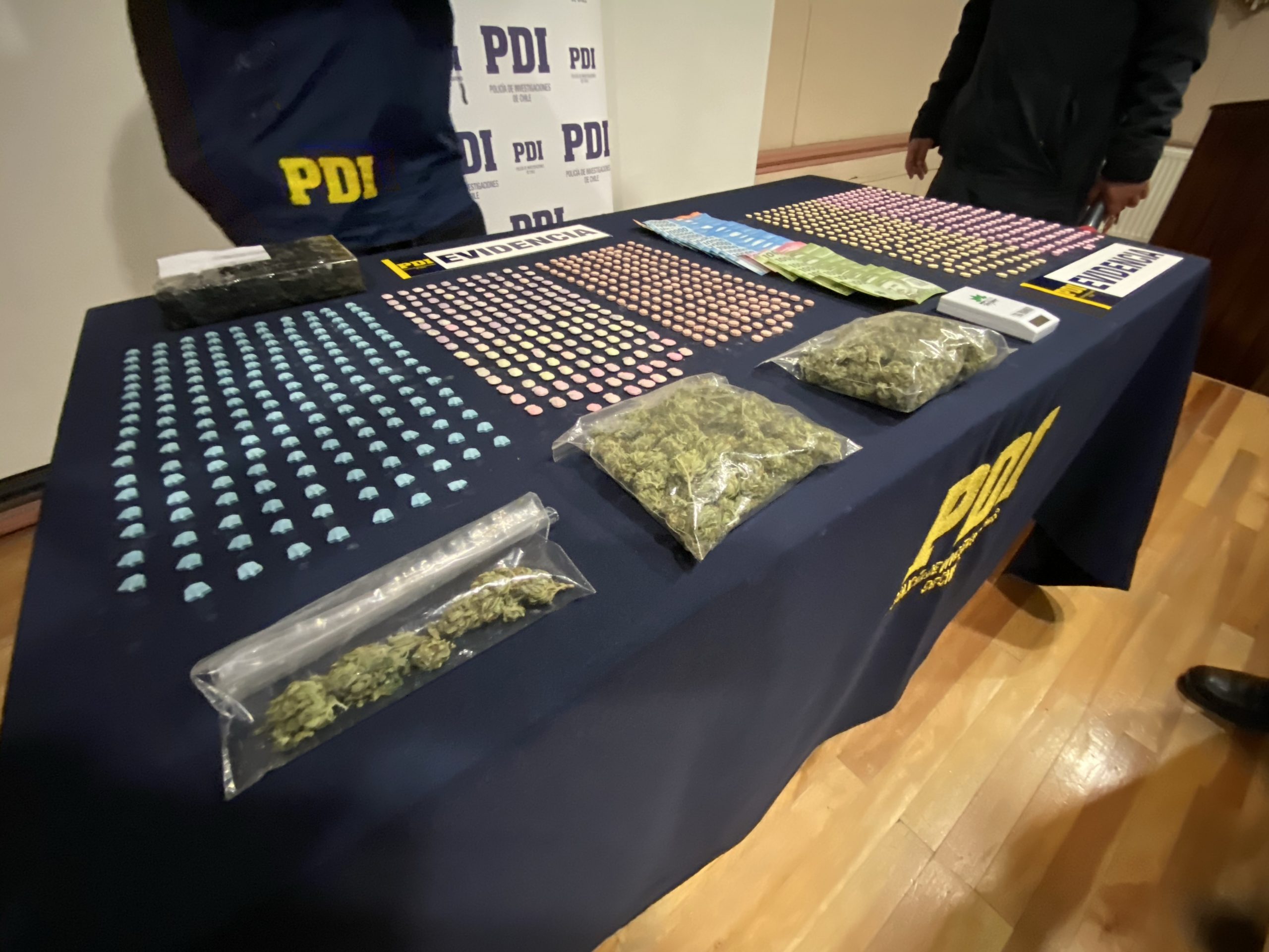 Policía de Investigaciones incautó más de 900 pastillas de éxtasis en Punta Arenas. Hay dos detenidos.