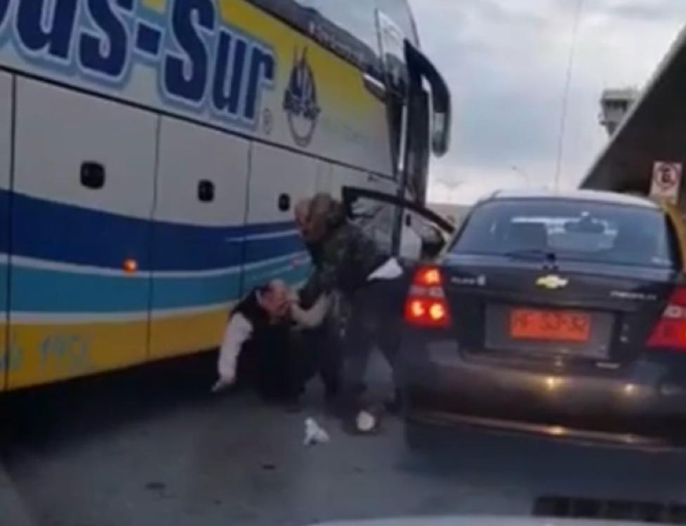 Grave altercado en Aeropuerto internacional de Punta Arenas: chofer de Bus y taxista se trenzan a golpes por estacionamiento
