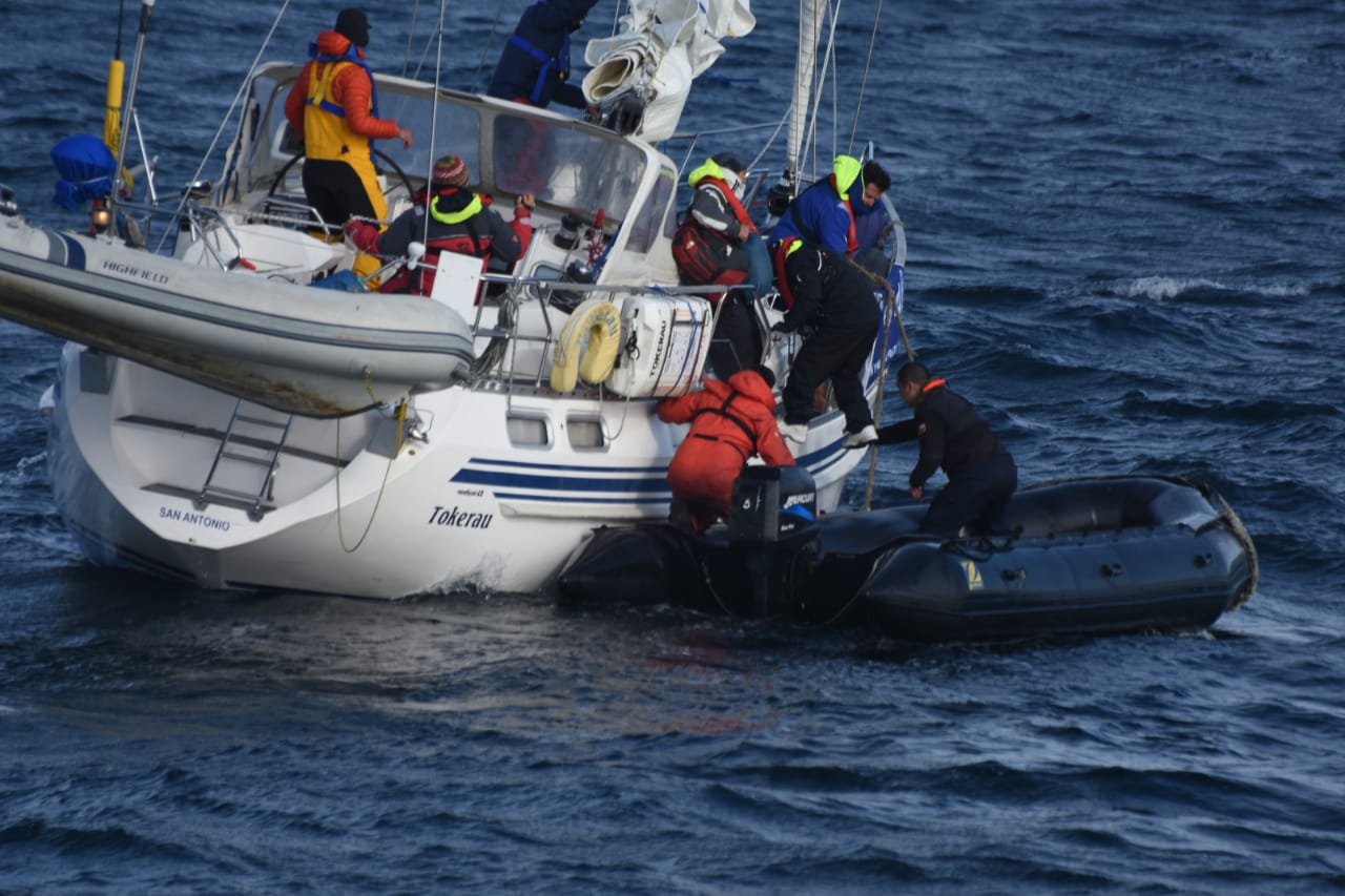 Tripulante de yate en la regata “Desafío Cabo de Hornos”, fue evacuado tras sufrir un infarto