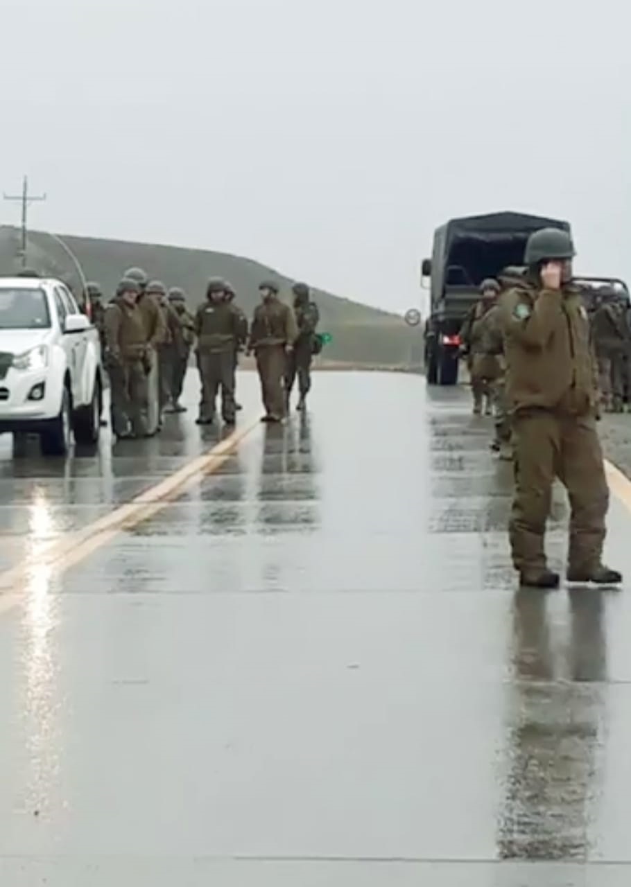 Vecinos y trabajadores de Porvenir reclaman el cierre de la Planta de Nova Austral y cortan el camino hacia Bahía Chilota: personal de Ejército desalojó a los manifestantes