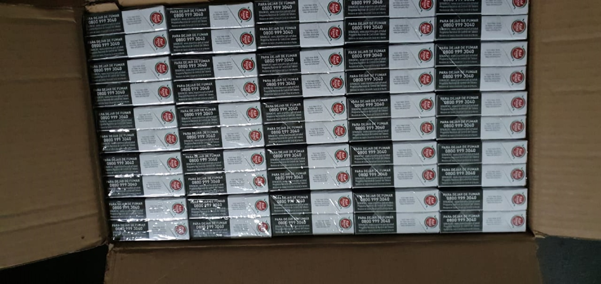 Carabineros decomisa cuantioso contrabando de cigarrillos en Tierra del Fuego: un ciudadano argentino detenido por transportar 20.000 cajetillas