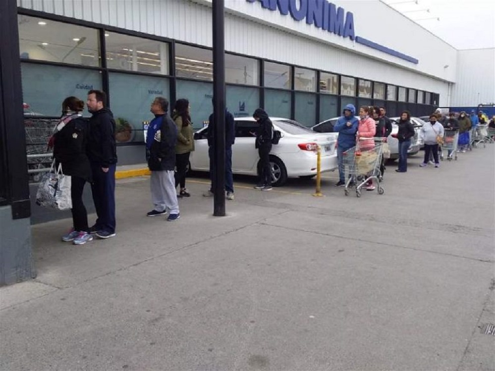 Cuarentena total en Argentina y avalancha de consumidores en el comercio de Río Gallegos, Santa Cruz, Argentina