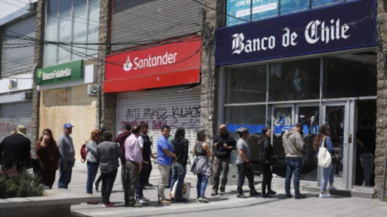 Empresas del retail  y bancos enfrentan crisis del coronavirus en Chile