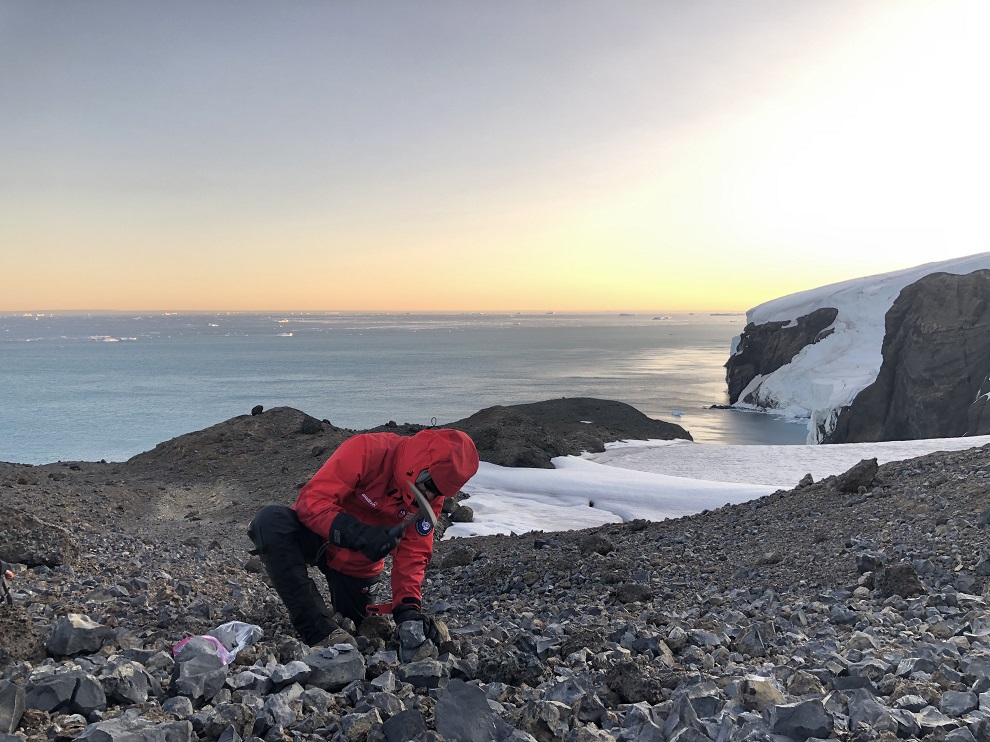 Investigadores del Sernageomin estudian volcanes antárticos y su relación con Sudamérica