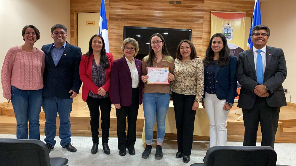 Municipalidad de Porvenir entregó Becas PSU a tres estudiantes fueguinos:  tres mejores puntajes recibieron un aporte económico de 500, 300 y 200 mil pesos cada uno