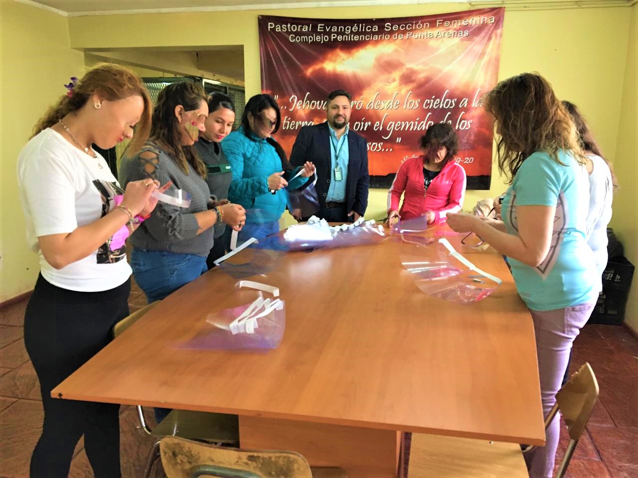 Internas de la sección femenina del Centro de Cumplimiento Penitenciario (CCP) de Punta Arenas, entregan 400 máscaras protectoras para los funcionarios de Salud