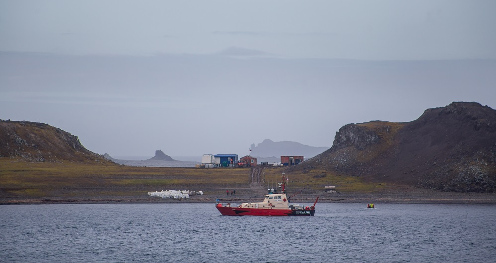 Lancha científica de INACH “Karpuj” completó 6.300 millas náuticas en Antártica al servicio de la ciencia nacional