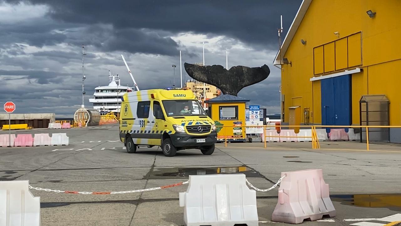 Ambulancias del SAMU retiran de Muelle Prat de Punta Arenas a cuatro buzos con síntomas sospechosos de coronavirus