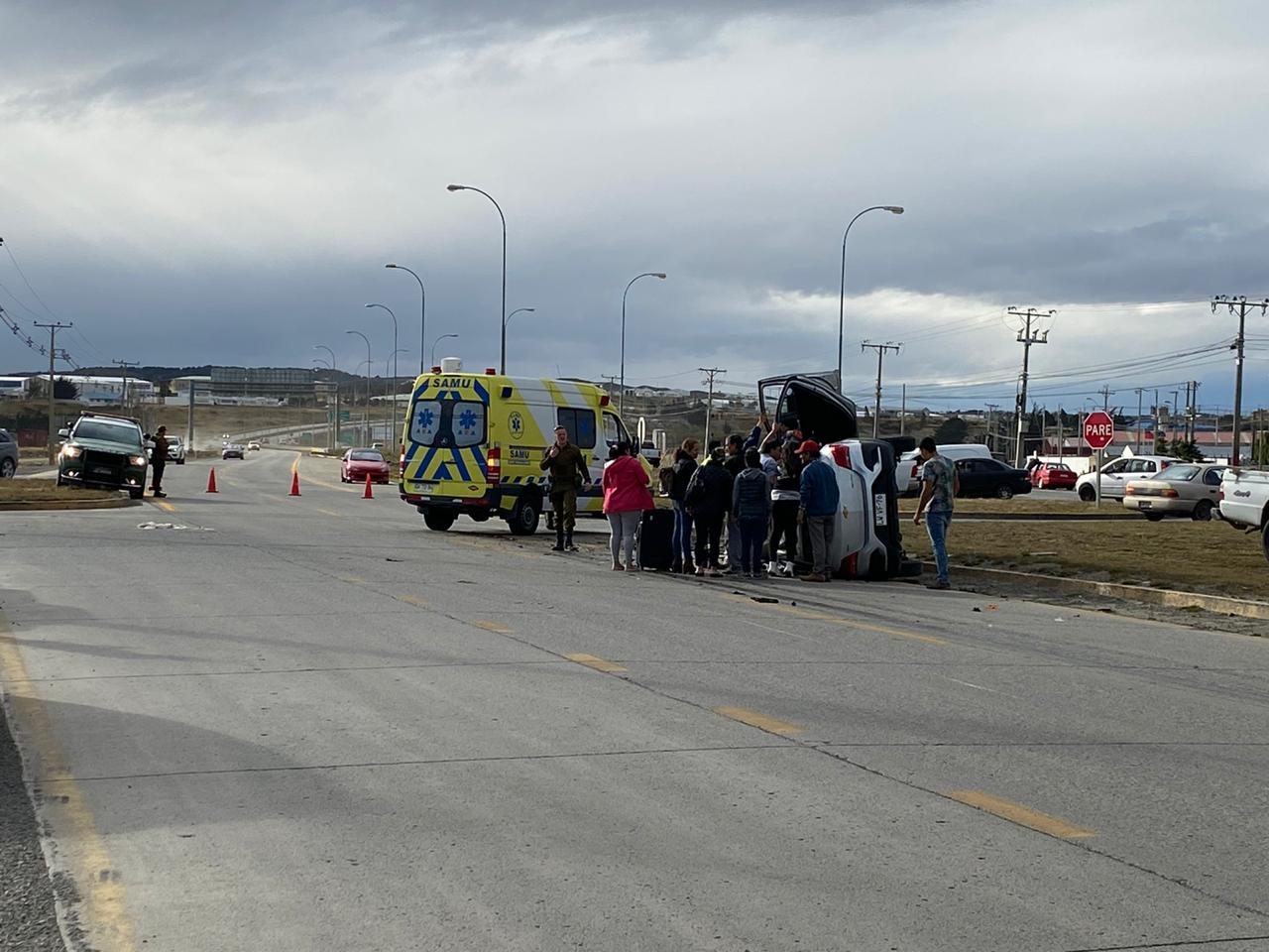 Colisión y volcamiento en el cruce de Avenida Frei con Avenida Carlos Ibañez en el sector norte de Punta Arenas