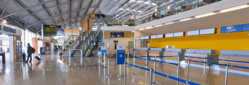 Registro de llegadas y salidas de vuelos en el Aeropuerto Internacional de Punta Arenas, martes 24 de marzo