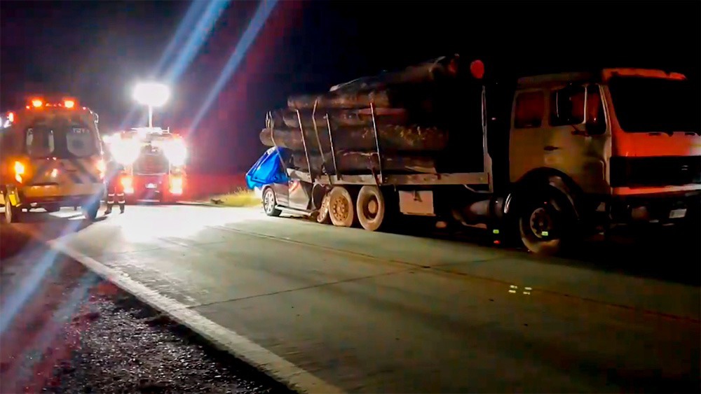 Hombre muere en ruta 9 norte tras chocar su jeep contra la parte posterior de un camión