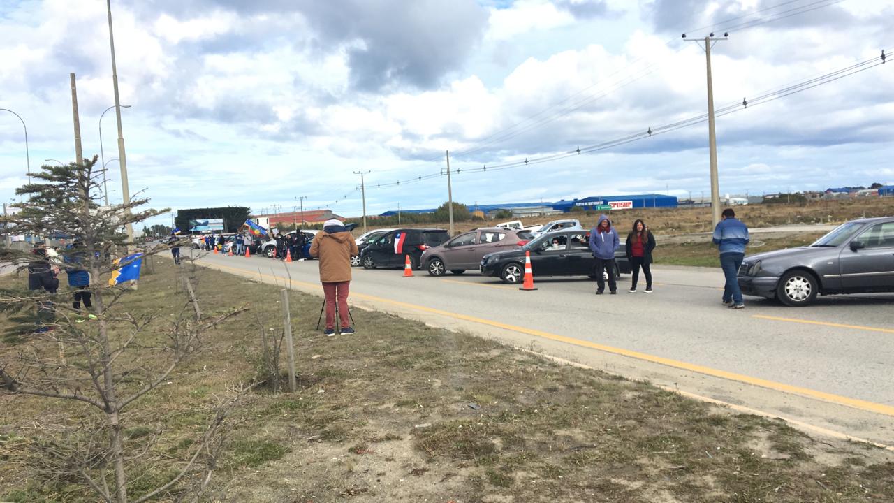 Manifestación de automovilistas en el sector norte de Punta Arenas: reclaman el cierre de la región