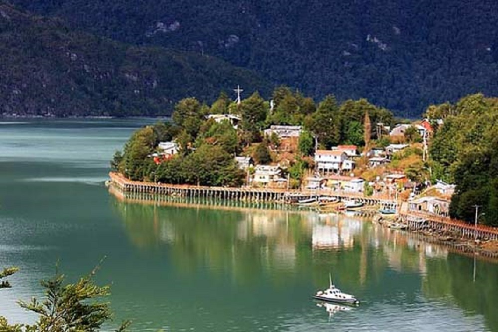 Caleta Tortel es la primera localidad del país declarada en cuarentena por coronavirus: prohibición de recalada impacta sobre tráfico marítimo a Puerto Natales