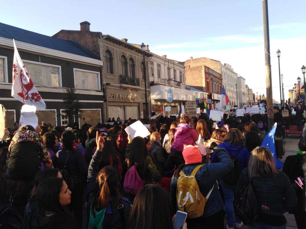 Más de 1.500 mujeres marcharon por el centro de Punta Arenas