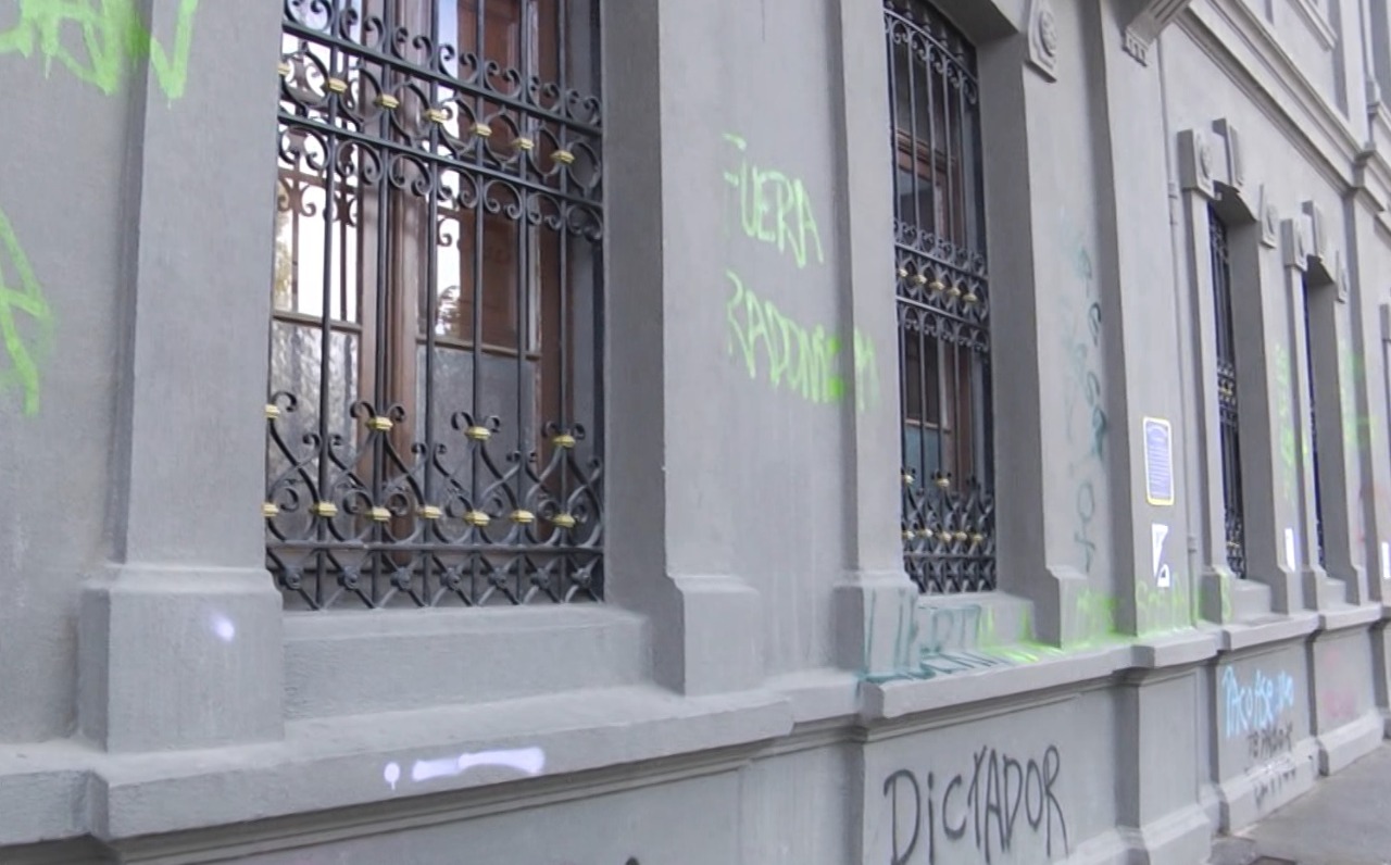 Tribunal condenó a 540 días de remisión condicional a un joven por rayar frontis de Intendencia Regional en noviembre de 2019