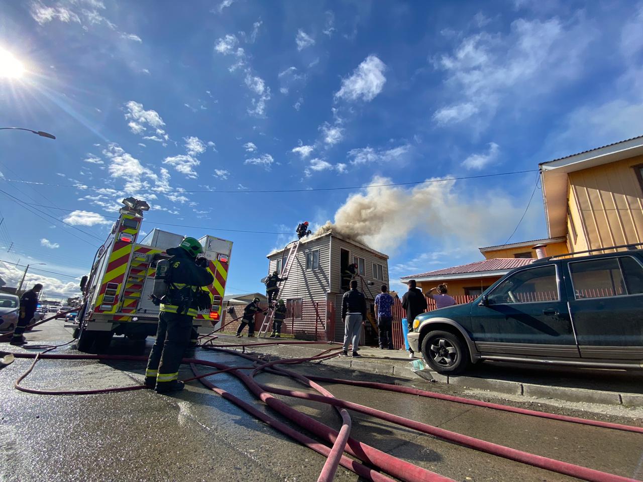 Incendio dejó daños de consideración en 3 casas de la población Juan Pablo II:  al menos 4 compañías de Bomberos fueron necesarias para controlar el siniestro