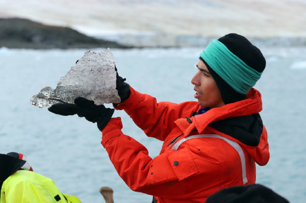 Estudiantes tesistas universitarios ofician de carteros en la Antártica