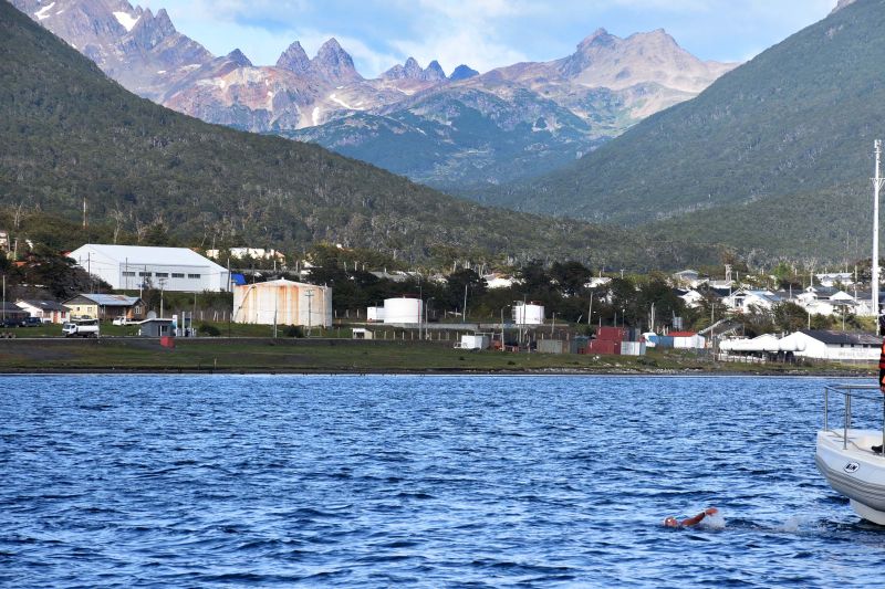 Activa colaboración de la Armada en la histórica travesía a nado del Canal Beagle de la nadadora Bárbara Hernández