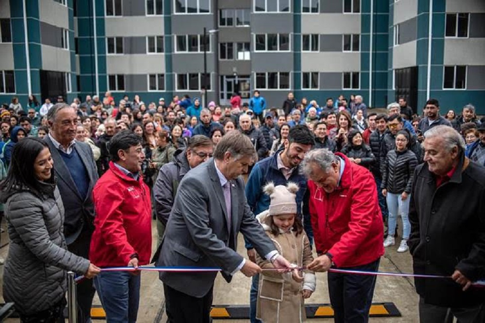 120 familias de Punta Arenas cortaron cinta junto a autoridades en la entrega de nuevo Conjunto “Valle Austral”