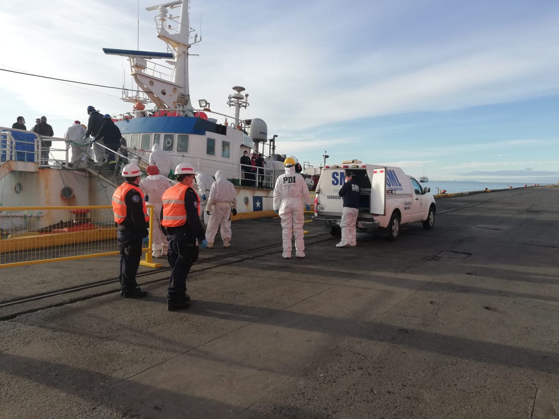 Desembarcan en Punta Arenas un tripulante de buque factoría fallecido en alta mar