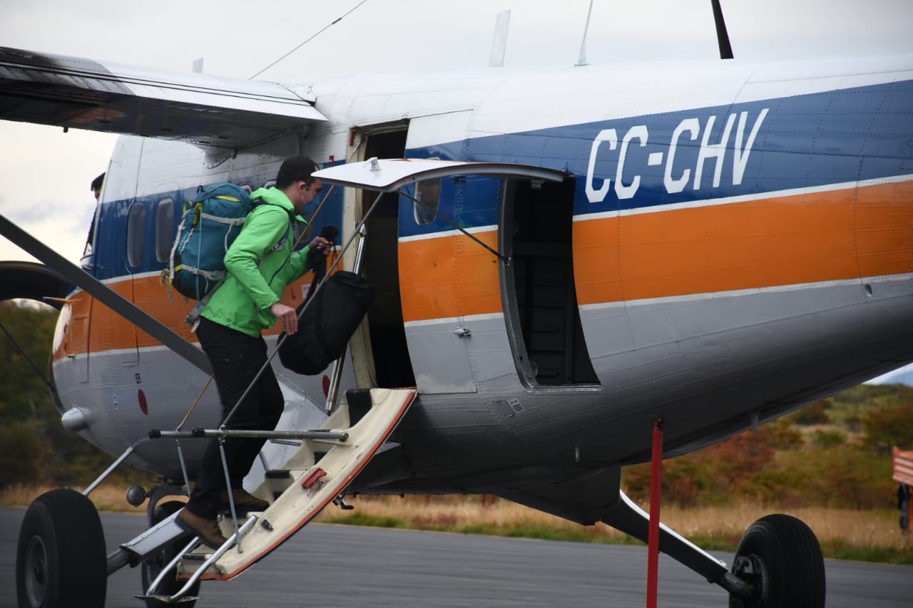 Puerto Williams: Trasladan a 38 personas por vías aérea y marítima mediante estrictos corredores sanitarios