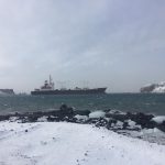 Armada de Chile inicia operativo ante varamiento de buque frigorífico de bandera polinésica «La Manche» en Bahía Fildes: no se han registrado vías de agua ni contaminación al medio marino