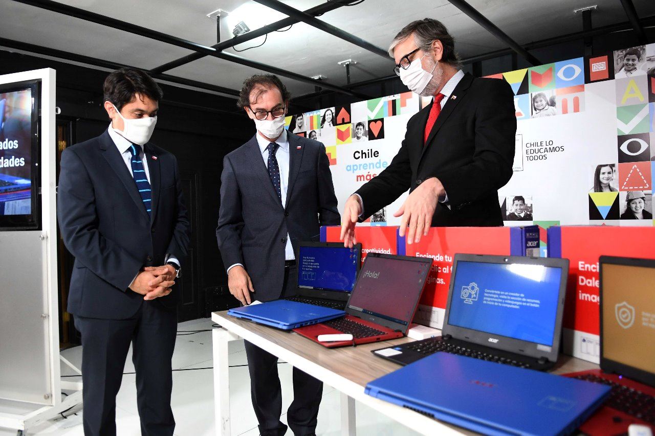 MINEDUC entrega 122.000 computadores con conexión gratuita de internet a alumnos de 7° Básico