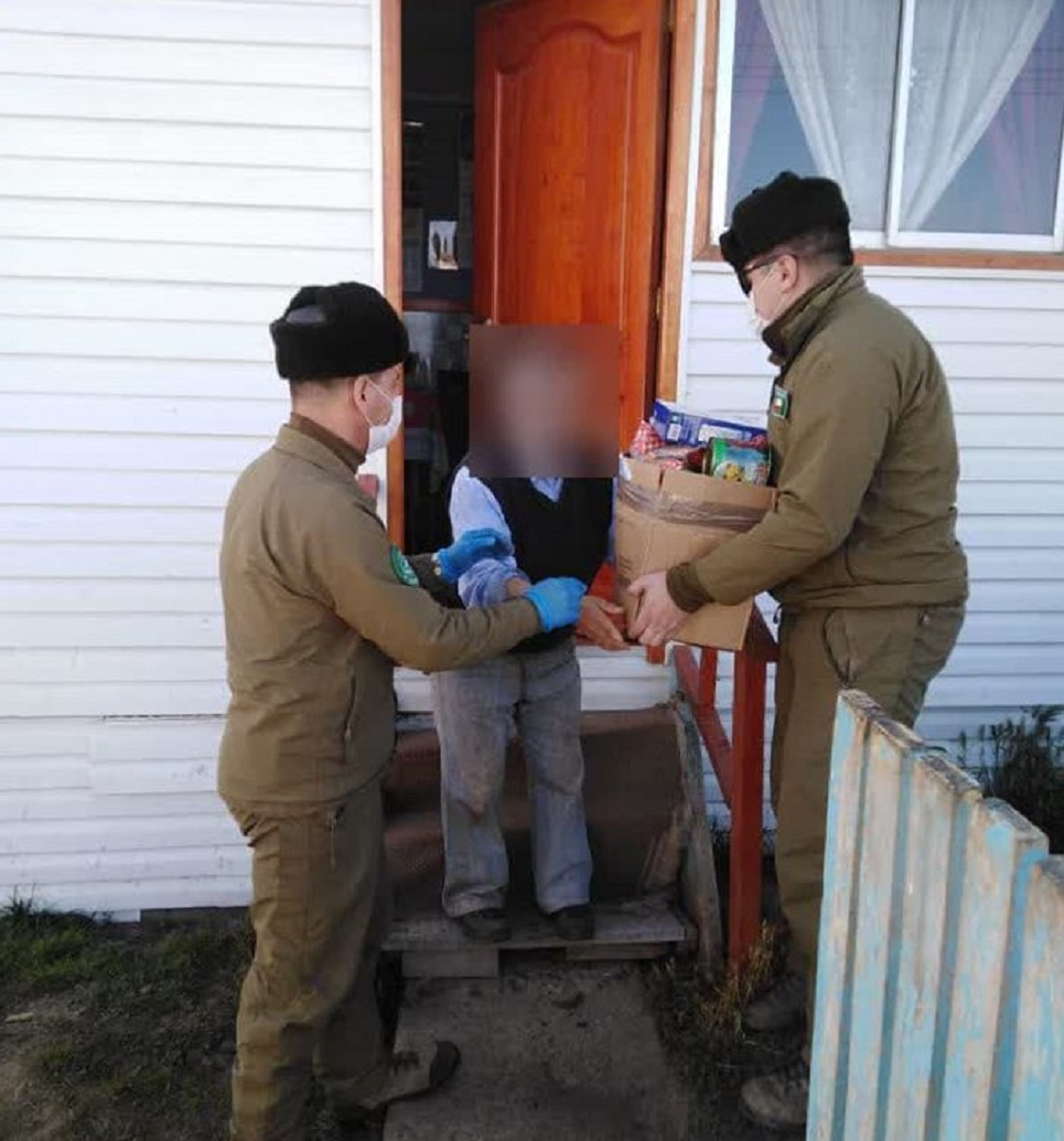 Carabineros de Porvenir colaboran solidariamente con adultos mayores de la capital fueguina