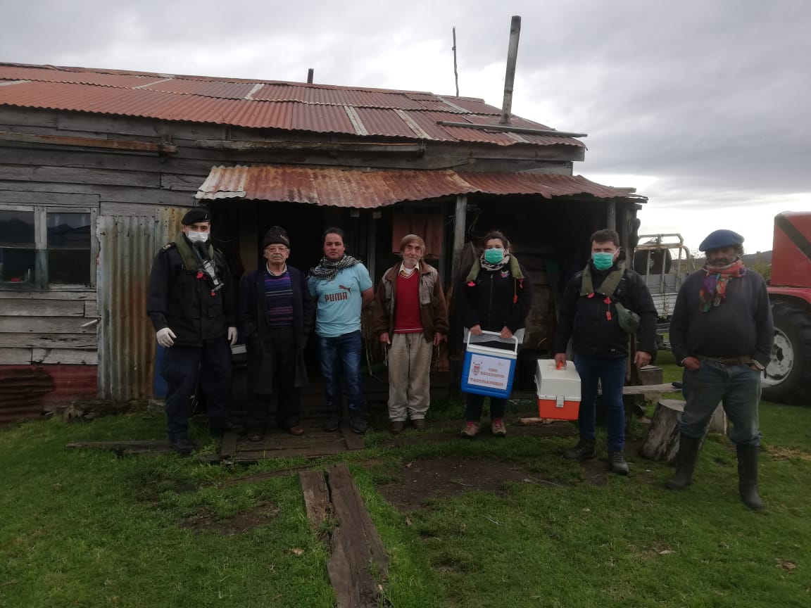 Dotación de lancha «Punta Arenas» de la Armada, entrega ayuda médica en Puerto Yartou y Puerto Arturo en Tierra del Fuego