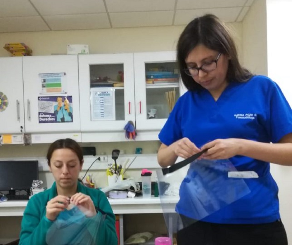 Confección de escudos faciales y esclavinas por parte de funcionarias del Hospital Clínico Magallanes: cooperación y trabajo en equipo