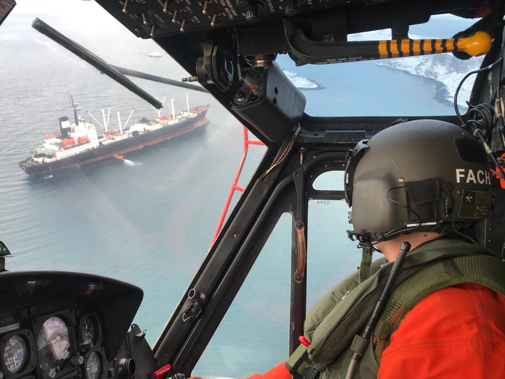 Buque frigorífico continúa varado en Bahía Fildes en territorio antártico chileno: no se ha logrado desvararlo hasta hoy viernes