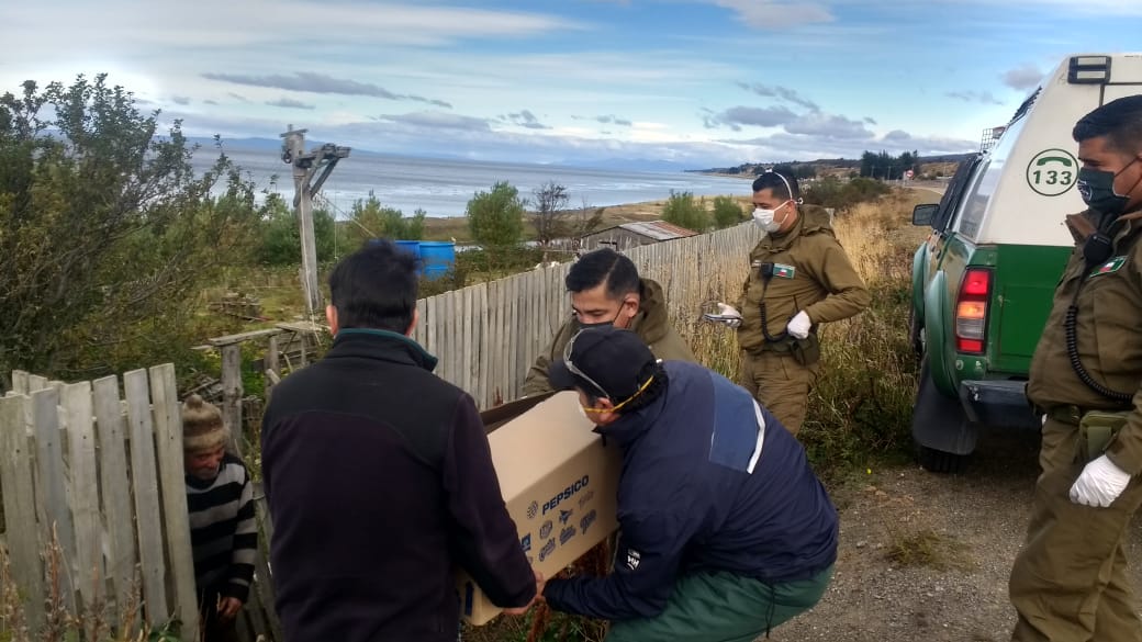Carabineros del Retén del sector sur de Punta Arenas, realizan operativo solidario en Rinconada Bulnes, Agua Fresca y San Juan