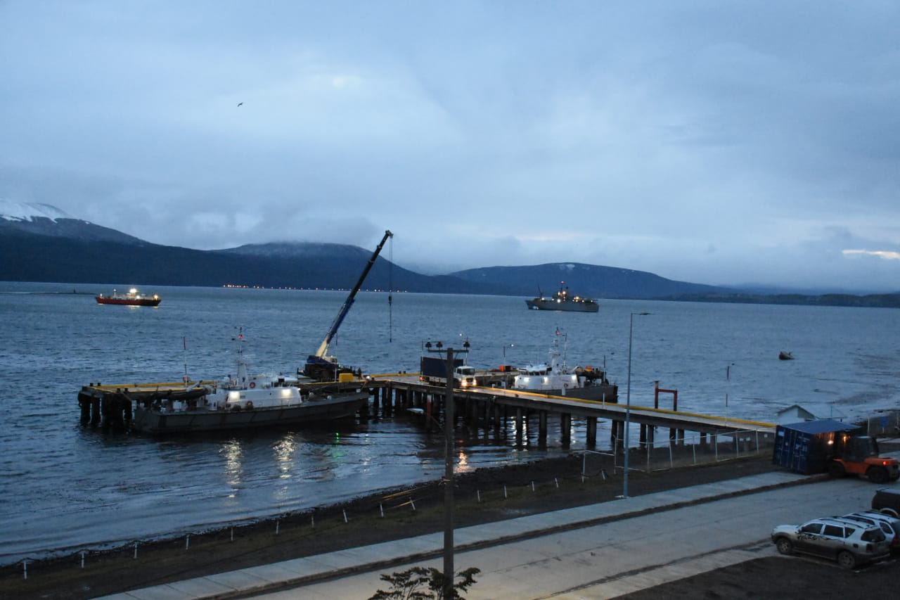 Personal de Bomberos y de la Armada realizan sanitización en las calles de Puerto Williams