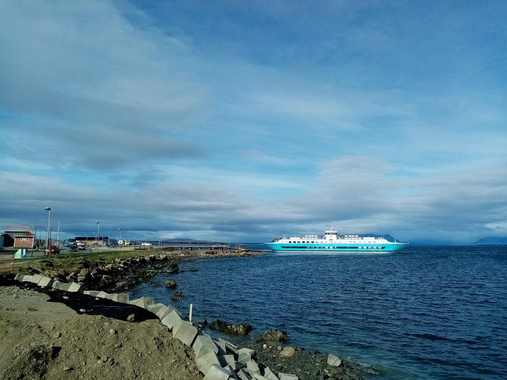 Personal del ferry «Crux Australis» que se encontraba en cuarentena a la gira en Puerto Natales, fue desembarcado hoy y trasladado a Punta Arenas