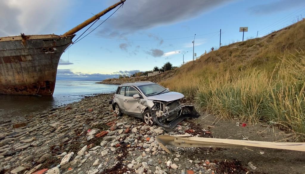 Volcó y se desbarrancó en avenida Costanera frente al Parque María Behety: personal de la Armada, Carabineros y el SAMU rescataron al herido