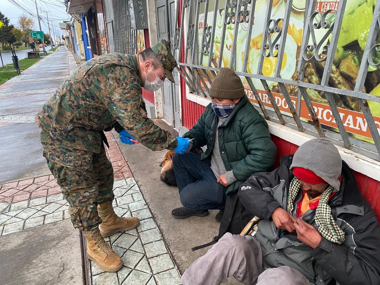 Personal de Ejército realiza operativo de control sanitario a personas en situación de calle en Punta Arenas