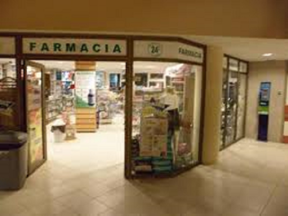 Farmacia La Estrella en el Hospital Clínico continúa atendiendo público