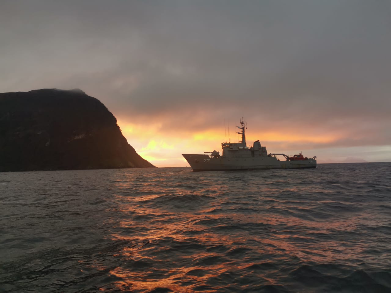 Buque «PSH Cabrales» de la Armada realiza labores de mantenimiento de la señalización marítima