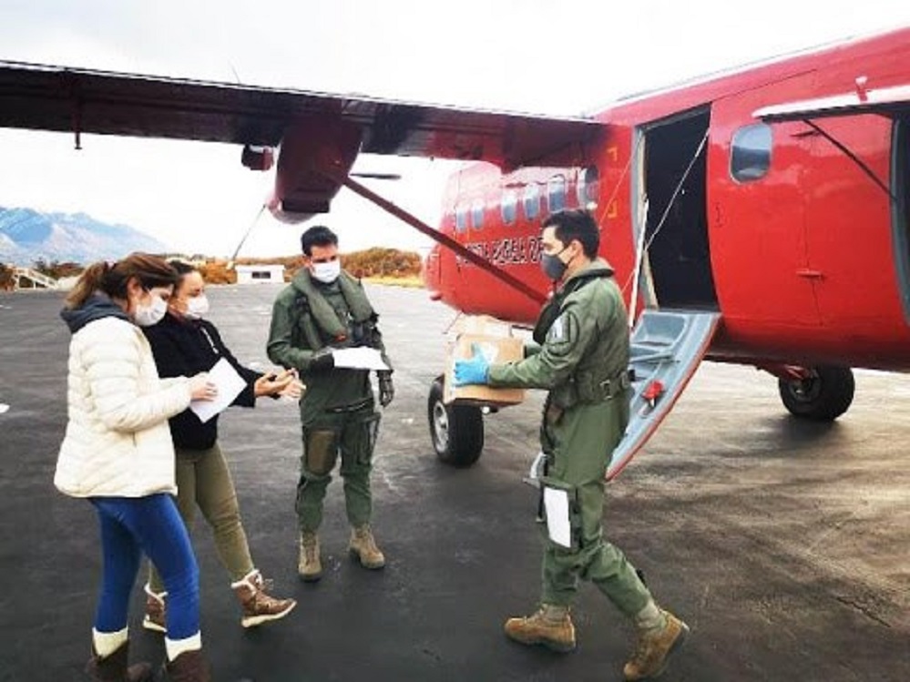 Unidad FACH traslada medicamentos para Hospital Comunitario, destinados a pacientes crónicos de Puerto Williams: de regreso a Punta Arenas, transportó muestras para exámenes Covid19