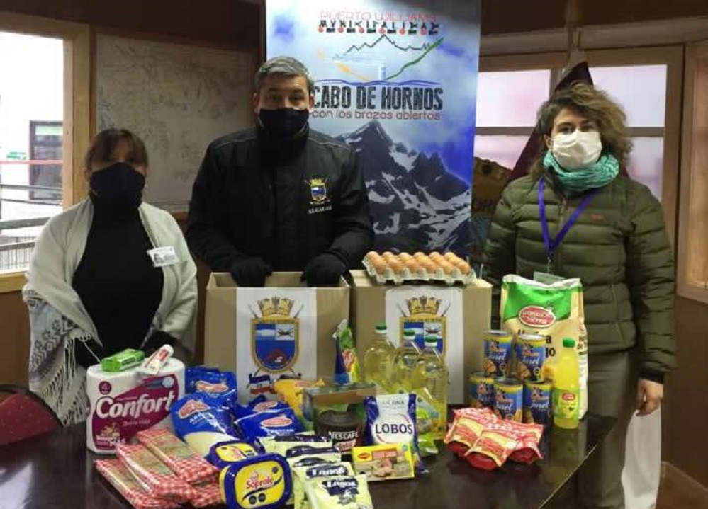 Canastas familiares en Puerto Williams, adquiridas con fondos municipales, refuerzan aporte nutricional a sus destinatarios: Alcalde Fernández coordina entrega