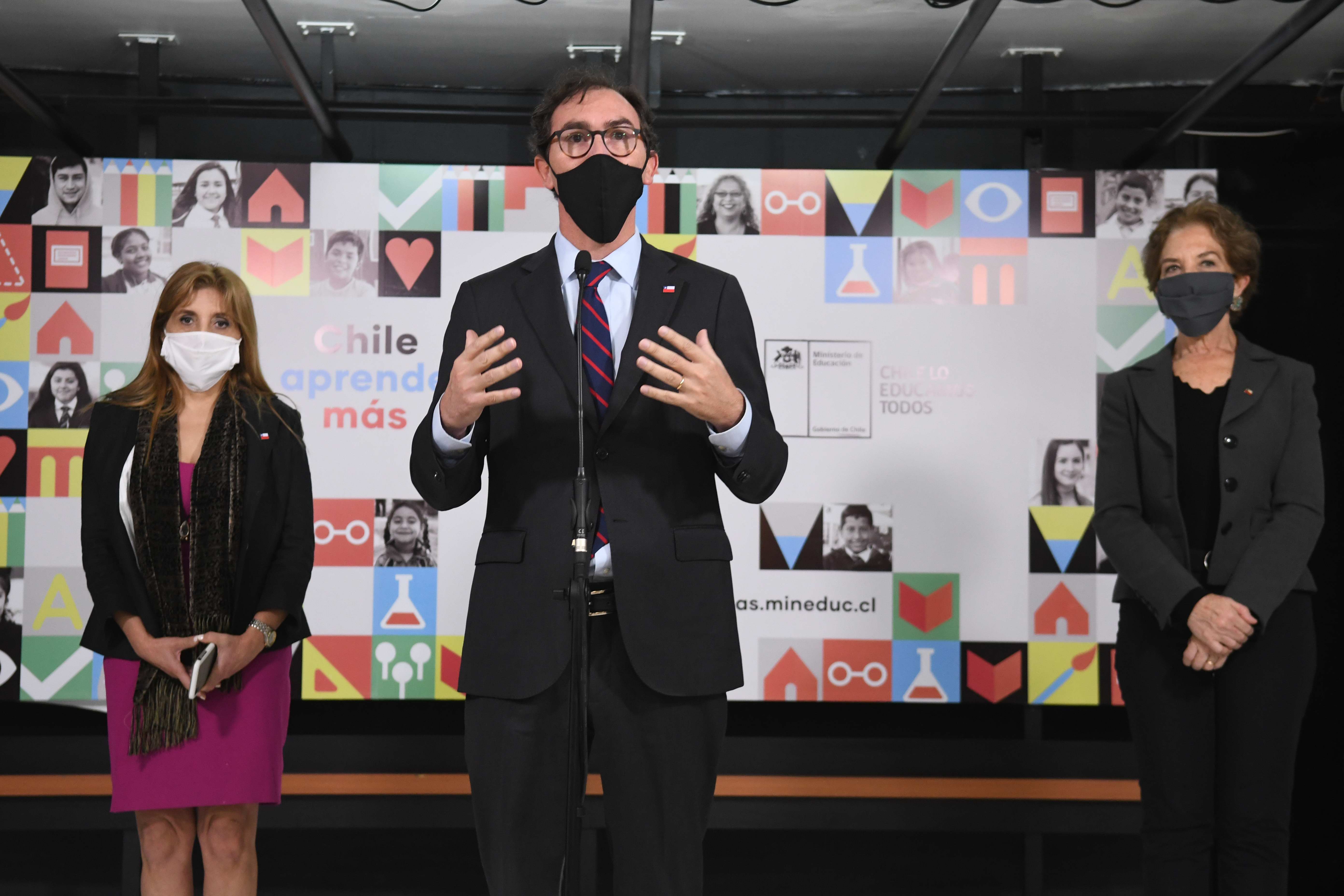 Gobierno anuncia proyecto que conectará a 10.000 colegios del país con internet de alta velocidad