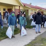 Municipalidad de Porvenir en conjunto con la Corporación Municipal de Deportes hicieron entrega de mascarillas y guantes: la entrega de estos insumos sanitarios alcanzó a un 70% de la población
