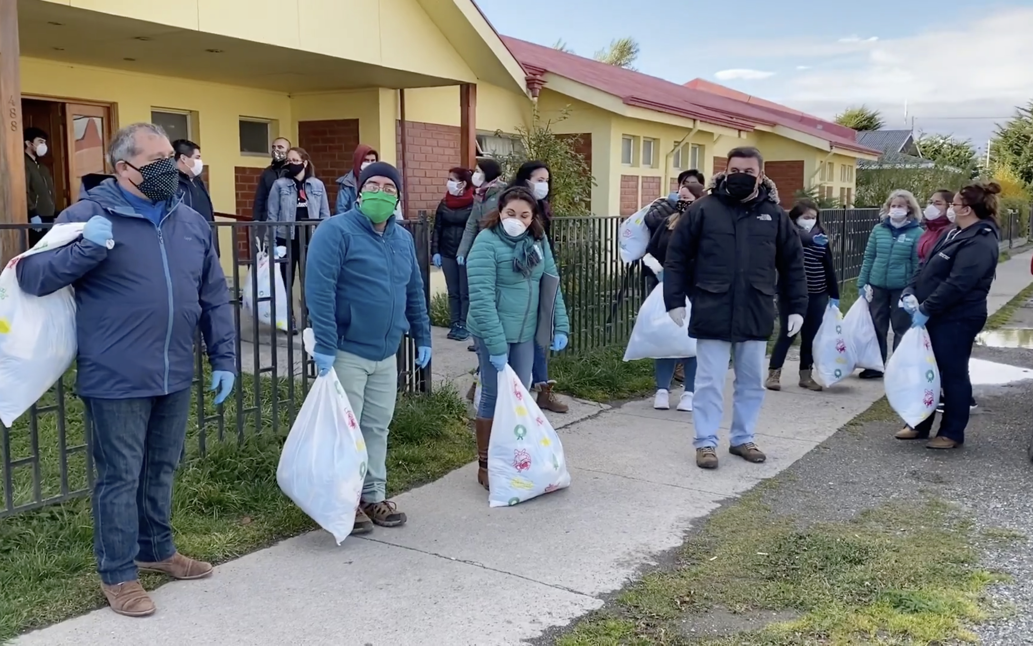 Municipalidad de Porvenir en conjunto con la Corporación Municipal de Deportes hicieron entrega de mascarillas y guantes: la entrega de estos insumos sanitarios alcanzó a un 70% de la población