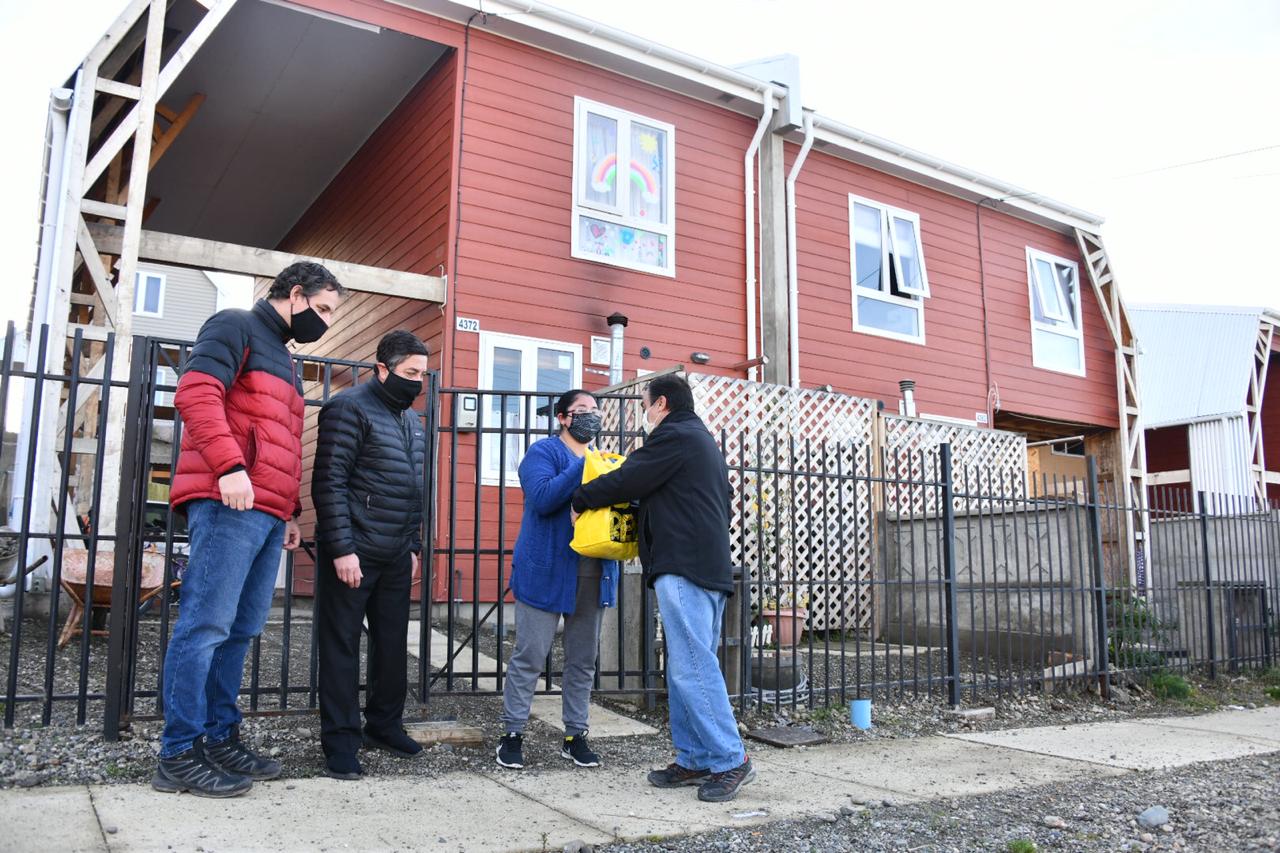 Municipio de Punta Arenas entregó canastas familiares donadas por empresas salmoneras