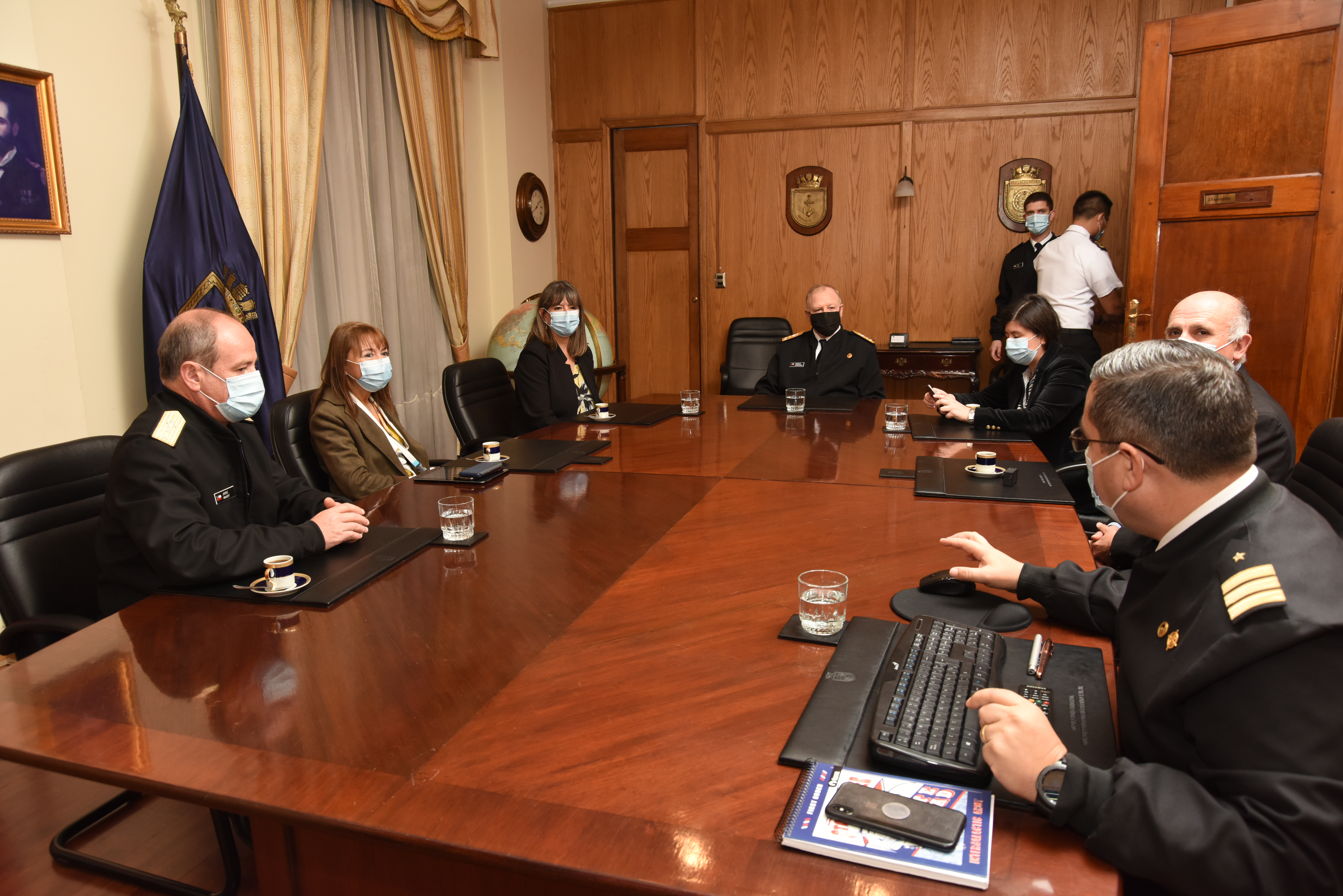 Armada y Sernapesca firman convenio para operar embarcación que fiscalizará acuicultura en Magallanes