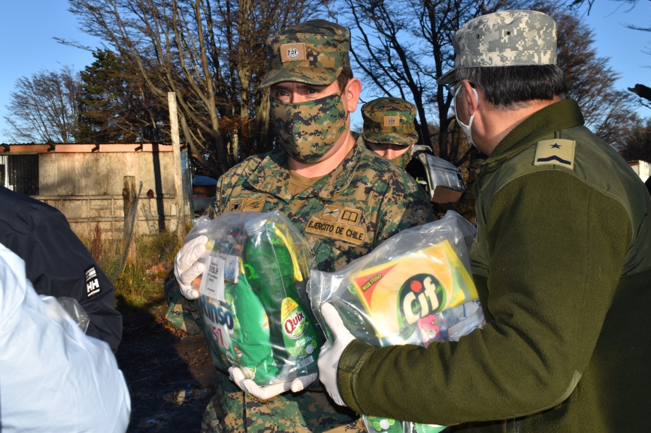 54 familias del campamento Lautaro de la ciudad de Punta Arenas recibieron dos kits de aseo e higiene